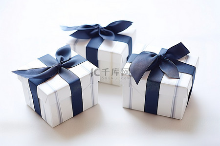 三个蓝色和白色的礼品盒，上面贴着白色胶带