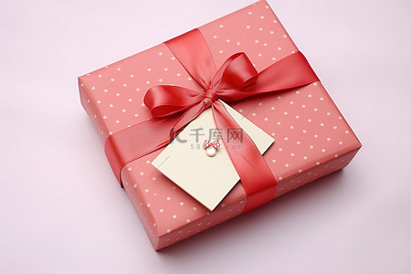 信封旁边的粉红色礼品盒