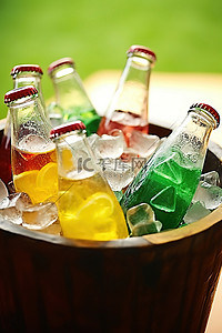可乐冰背景图片_夏季冰碗里的可乐瓶