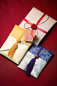 有礼红色背景图片_红色和蓝色的信封，里面有蝴蝶结的薄纸