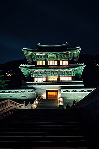 中式地灯背景图片_山顶上一座亮着灯的大型建筑