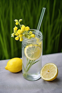 一杯柠檬和一根吸管，旁边是花和草