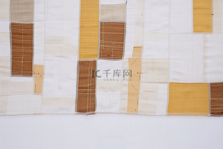 由布片制成的带有棕色和白色碎片的被子