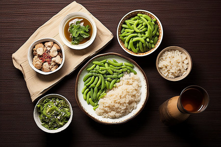 蔬菜米饭背景图片_几个盘子，上面有一些米饭和一碗青豆健康