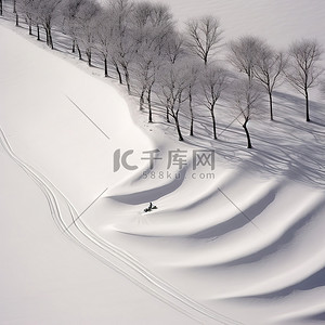 一名滑雪者和汽车驶过雪地里一个僻静的山谷