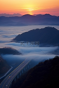 云雾缭绕的高速公路上的日出场景