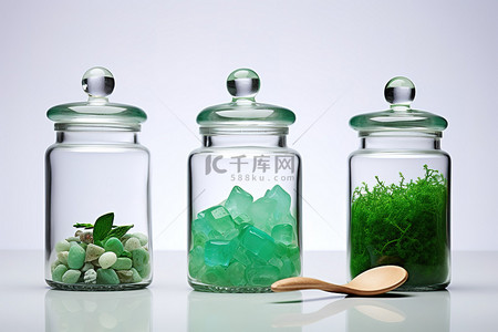 浴背景图片_装有盐和绿色石头的罐子