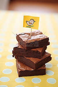一堆布朗尼蛋糕，上面贴着快乐纸杯蛋糕贴纸