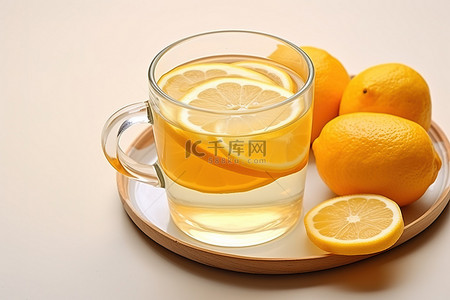 橙子切片背景图片_橙子和柠檬从白杯中切片，加蜂蜜和蜂蜜