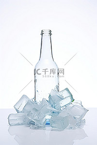 白色背景照片上隔离的瓶子碎片冰和玻璃碎片