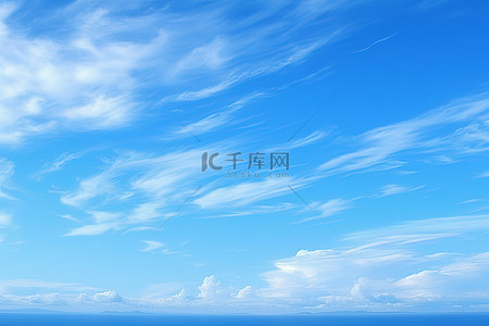云朵之上背景图片_云朵位于海洋天空之上