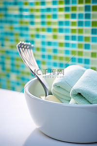 一碗肥皂和一块伸出手柄的绿色抹布
