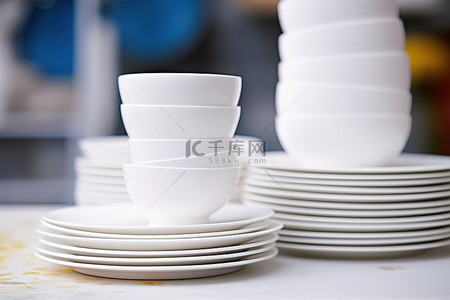 白色的玻璃杯背景图片_白色的盘子杯子和玻璃杯堆叠在一起