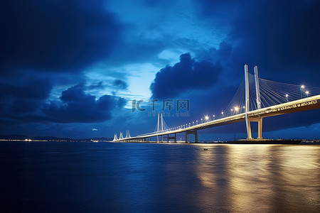 云起楼图背景图片_香港海湾大桥上空的云彩在夜间亮起