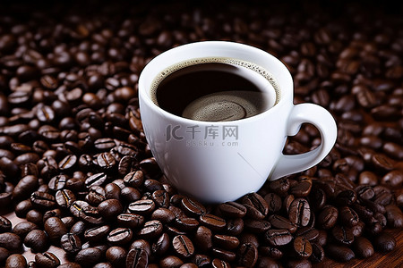 一张咖啡的图片，周围是一杯咖啡，一杯咖啡放在黑豆床上