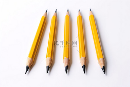 铅笔图片背景图片_白色背景上五支黄色铅笔的图片
