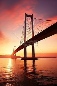 夕阳下的人背景图片_夕阳下的桥在水中