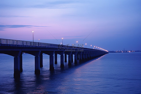 天空水面背景图片_黄昏时横跨水面的一座长桥