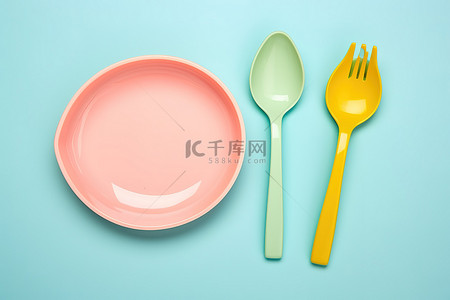 蓝色背景上的早餐盘，配有叉子和两把勺子