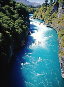 一条蓝色的河流，两边都是岩石和悬崖