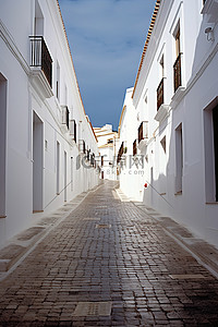 一条城市街道，白色路面上有白色建筑