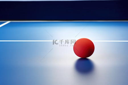 蓝色桌子背景图片_蓝色桌子上的乒乓球垫和网球