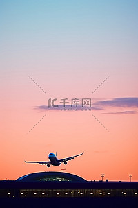 层次的天空背景图片_黄昏时分，一架飞机飞越机场