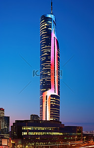 一座大楼内的一座大塔，带有城市天际线照明