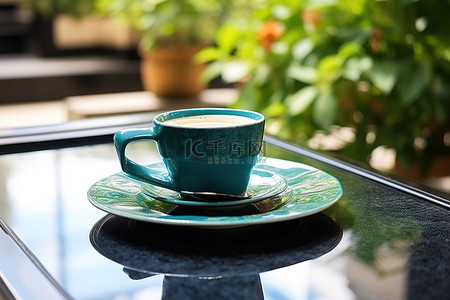一个绿茶杯坐落在露台上，外面有喷泉