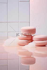 白色瓷砖地板上的海绵和肥皂，带有粉色泡沫