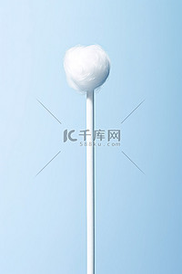 木偶注射器背景图片_白色背景前装有单个白色棉球的注射器