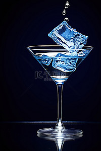 杯中水背景图片_马提尼酒，水倒入装有冰块的马提尼酒杯中