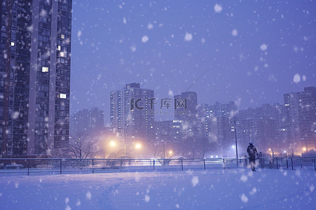 冬天的夜晚，雪落在城市里