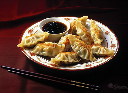 水饺背景图片_白色的中国饺子放在盘子上，周围环绕着