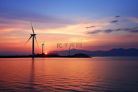 日落时水面上的大型风力涡轮机