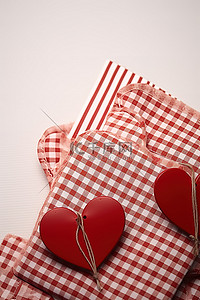 餐巾纸上的红色和白色的心