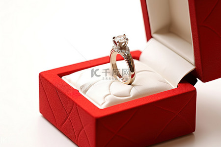 红色礼物礼盒背景图片_白桌上和里面的订婚戒指的红色婚礼盒