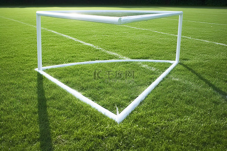 足球草地背景图片_草地上有白色油漆线的足球门