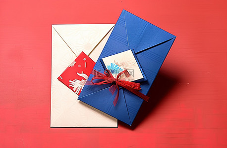 红蓝信封背景图片_两张手写卡片，一张红一张蓝