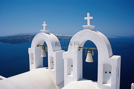 一座巨大的白色教堂，上面挂着两个钟，位于海洋之上