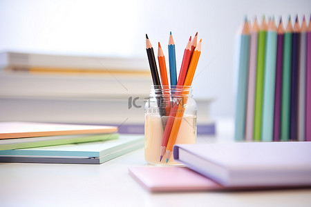白色桌子上的一支铅笔和空白笔记本