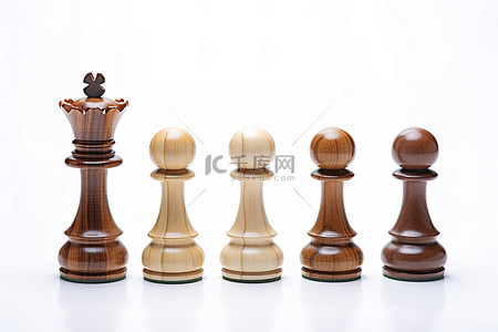 运气王背景图片_一个国际象棋王站在其他棋子旁边
