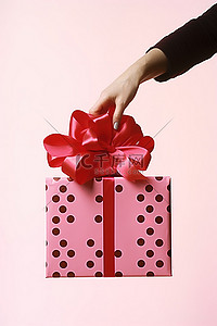粉色购物包背景图片_一位女士的手在礼品店打开一件粉色礼物