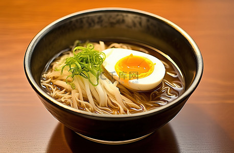 由面条和鸡蛋制成的饮料，上面放有蔬菜