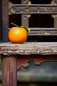 旧木凳上剥了皮的橙子