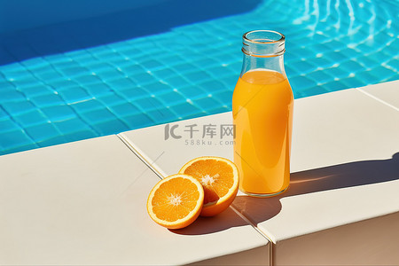 寒假旅行记背景图片_一个橙子坐在一个大水池旁边的一瓶果汁旁边