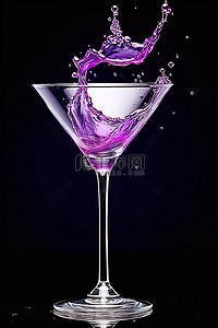 从马提尼杯中溅出的紫色液体