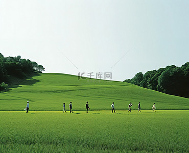 一小群人在绿色的田野上行走