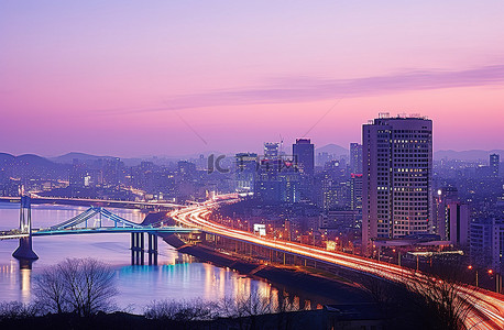 黄昏的韩国城市，远处的河流