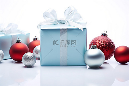 创意圣诞装饰背景图片_圣诞礼物包装创意 用银色和红色包裹的礼物